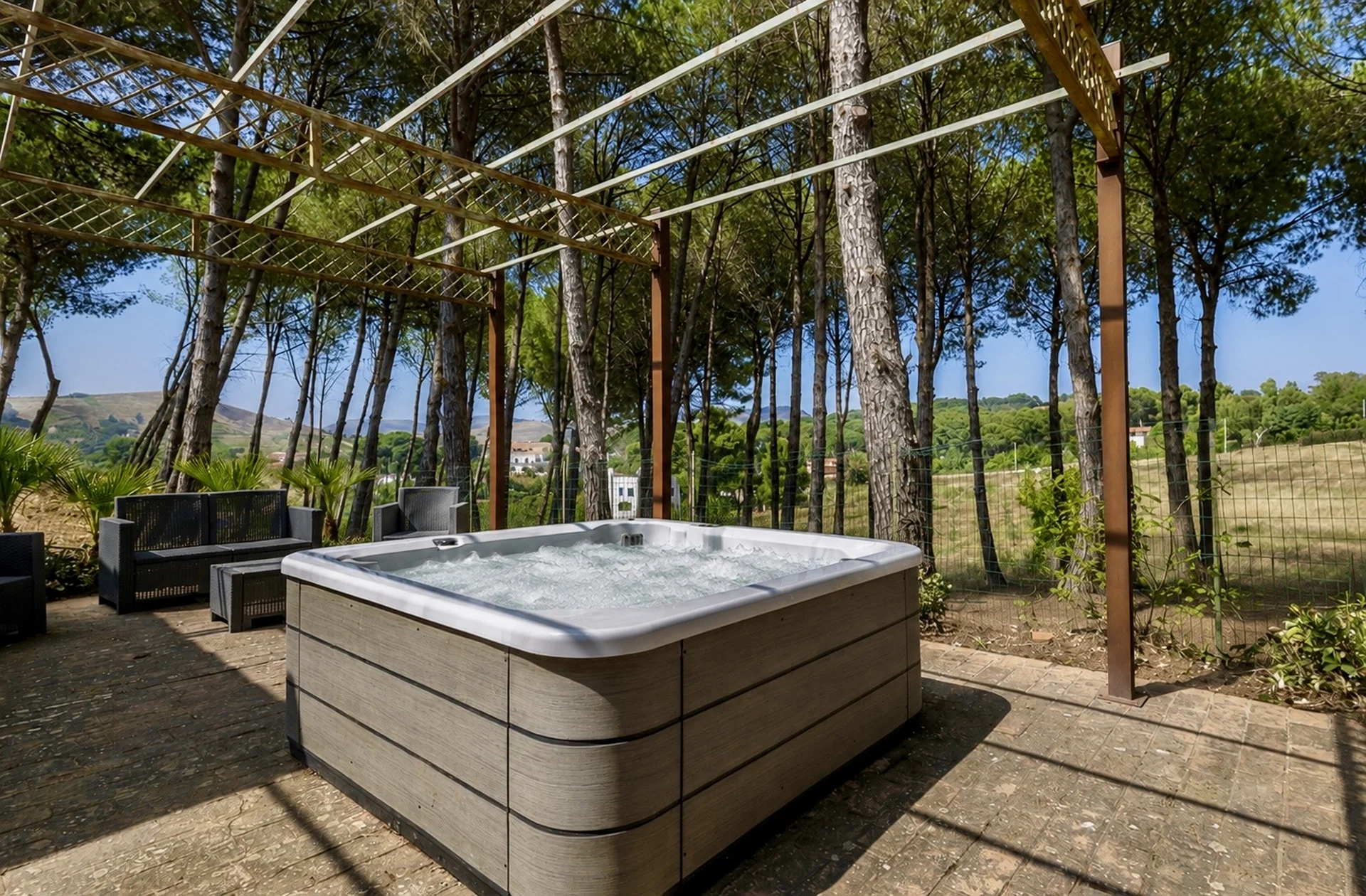 Jacuzzi esterna sotto i pini