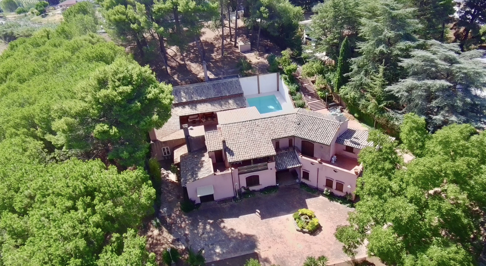 Vista aerea di Villa Goffrey, del giardino e degli spazi esterni