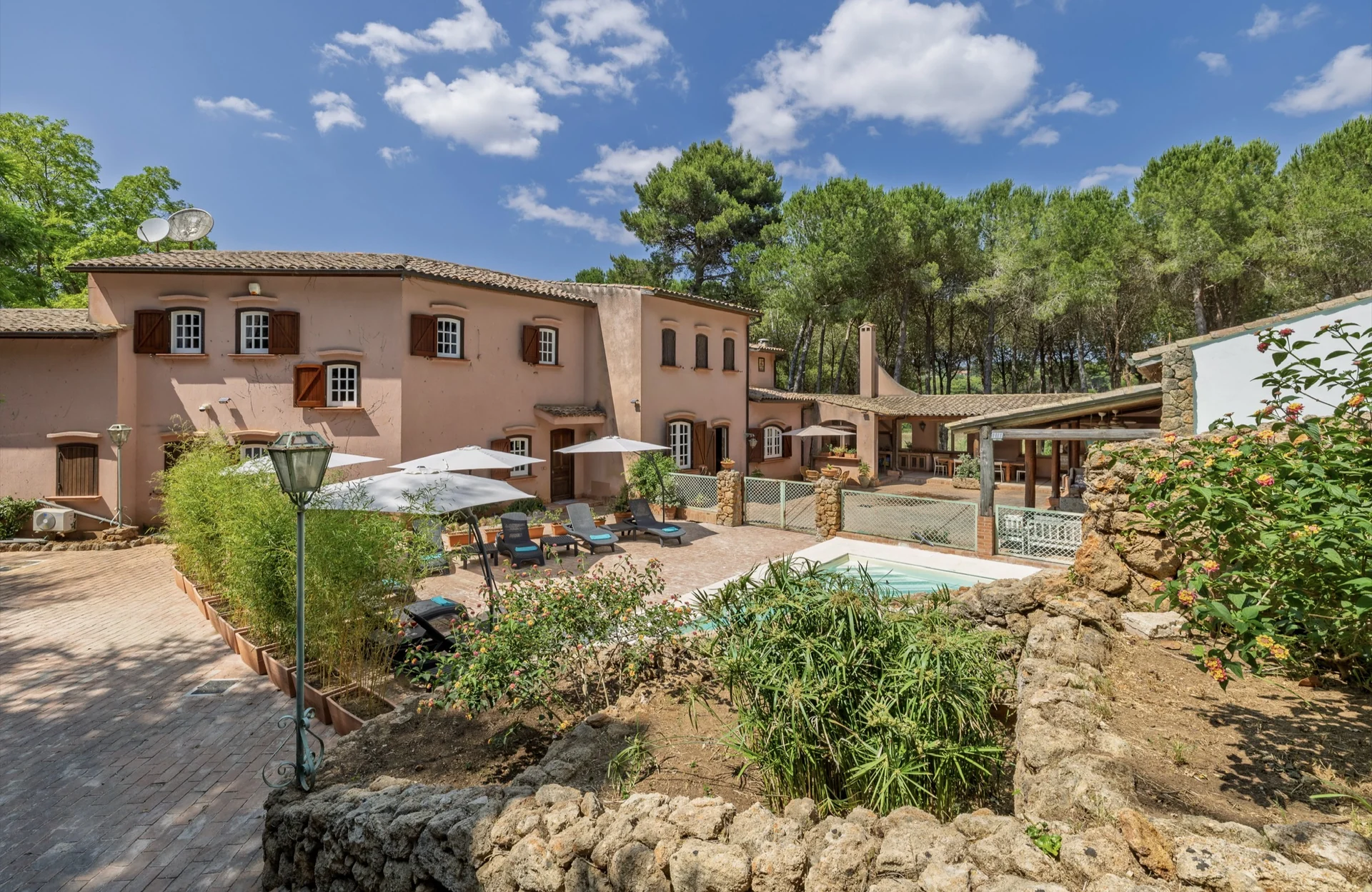 Facciata e piscina di Villa Goffrey