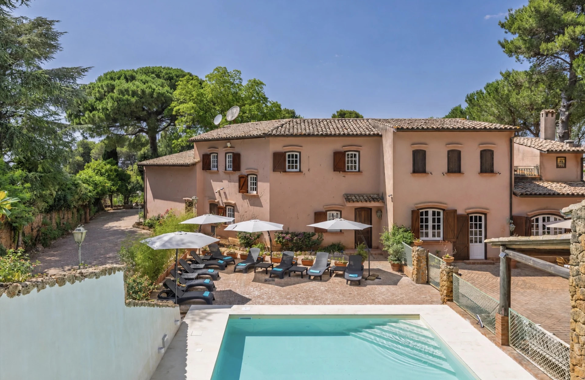 Piscina e facciata principale della villa