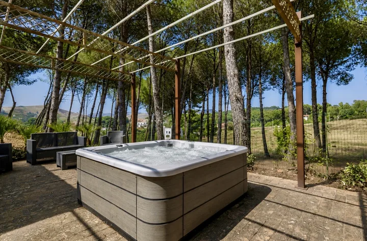 Jacuzzi esterna sotto i pini