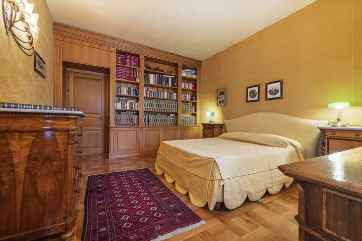 Camera matrimoniale con libreria in legno
