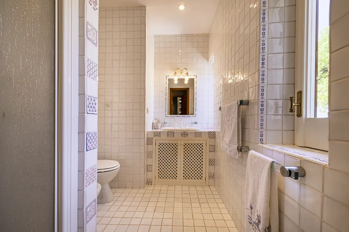 Bagno luminoso con piastrelle chiare