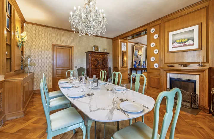 Sala da pranzo apparecchiata con camino