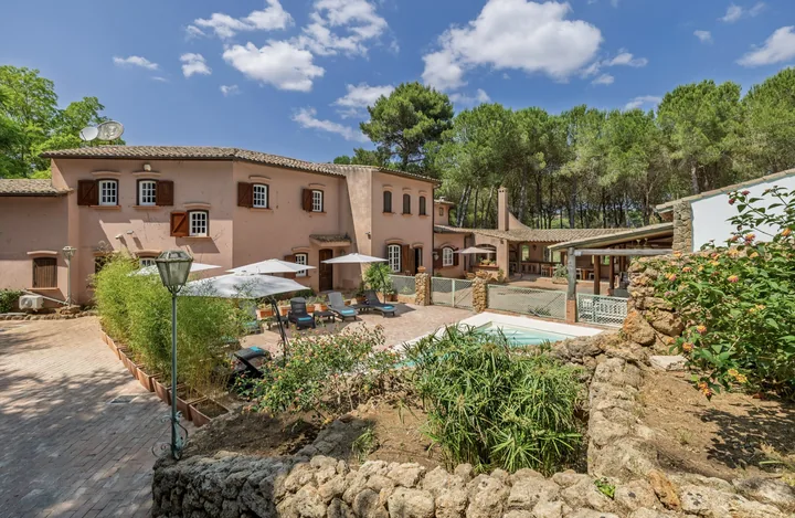 Facciata della villa e piscina