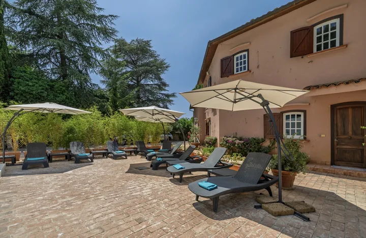 Zona prendisole davanti alla villa