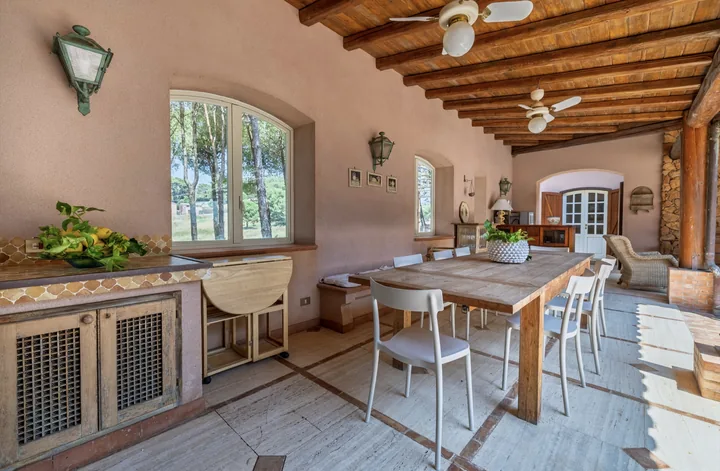 Cucina e tavolo nella veranda esterna
