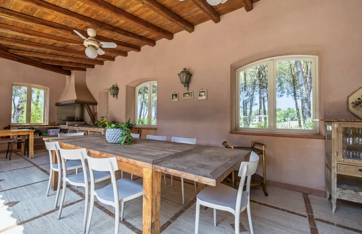 Grande tavolo della cucina esterna