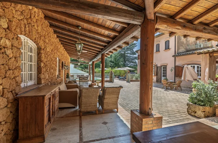 Portico in pietra e legno