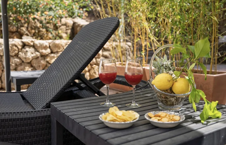 Aperitivo con bevande e limoni