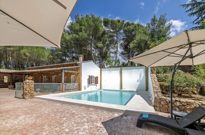 Piscina con ombrellone e lettini