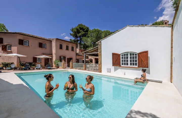 Ospiti nella piscina della villa