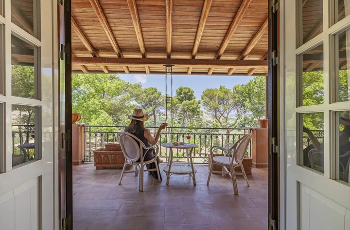 Terrazza privata affacciata sui pini
