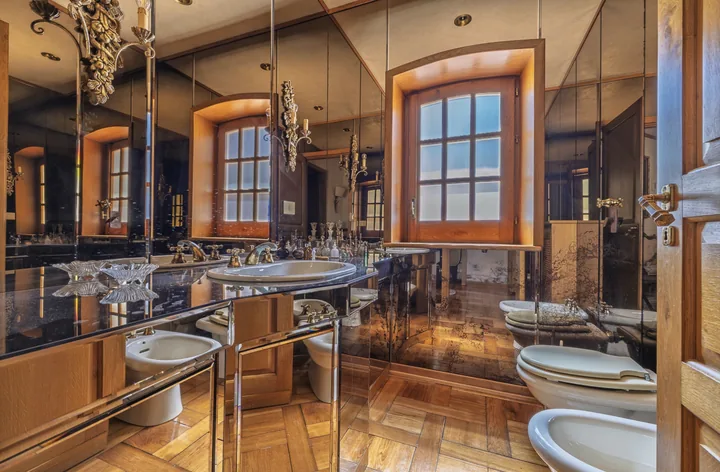 Bagno rivestito di specchi