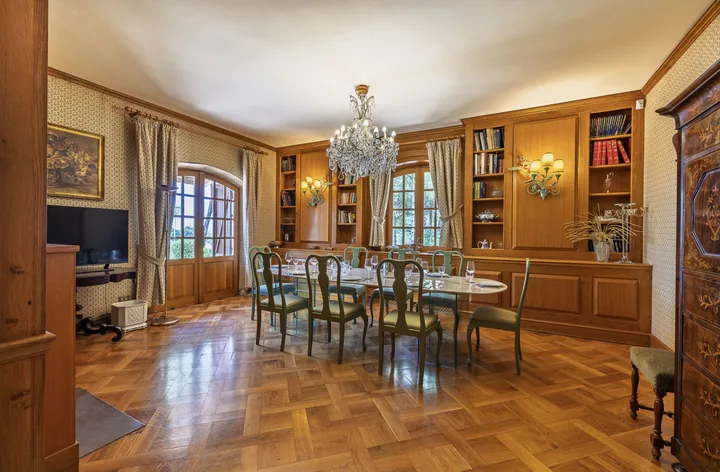 Sala da pranzo con librerie in legno