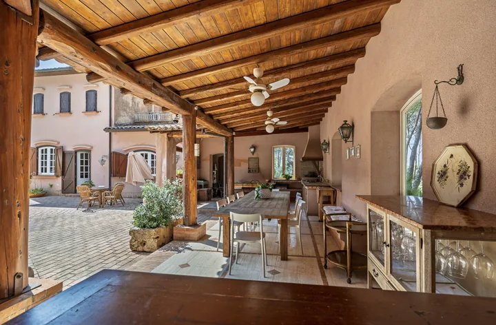 Veranda coperta e corte della villa
