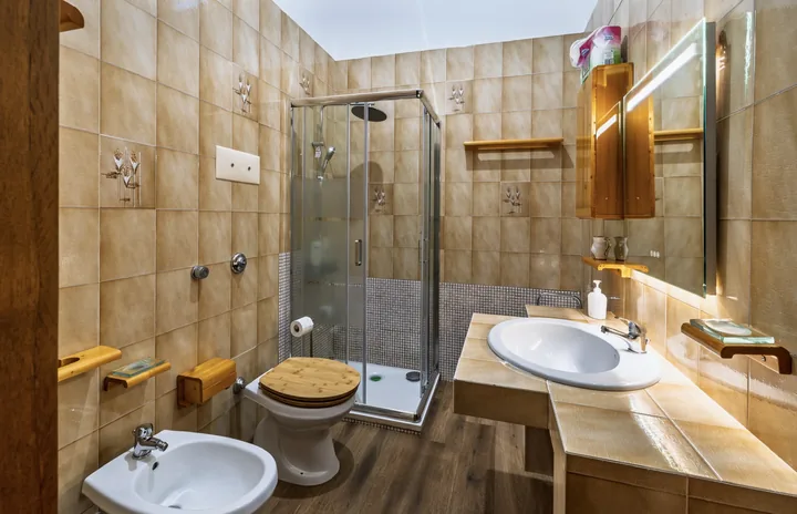 Bagno con doccia e finiture chiare